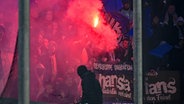 Fans des FC Hansa Rostock zünden Pyrotechnik © IMAGO/Ulrich Hufnagel 