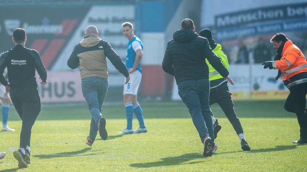 Fans auf dem Rasen: Hansa Rostock stellt Strafanträge Fans auf dem Rasen: Hansa Rostock stellt Strafanträge