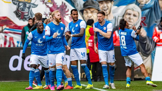 Die Fußballer von Hansa Rostock bejubeln ein Tor im Ostseestadion © IMAGO/Fotostand Foto: Voelker