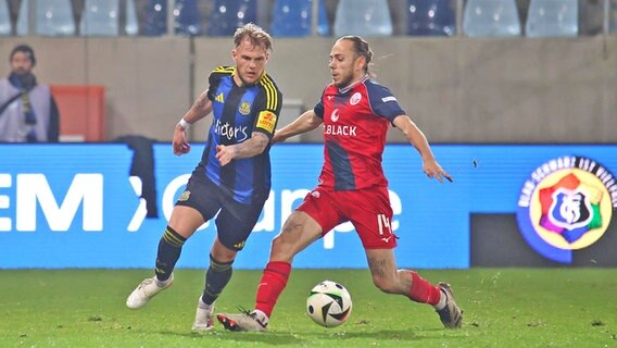 Philip Fahrner (l.) vom 1. FC Saarbrücken im Duell mit Adrien Lebeau vom FC Hansa Rostock © IMAGO / Fussball-News Saarland 
