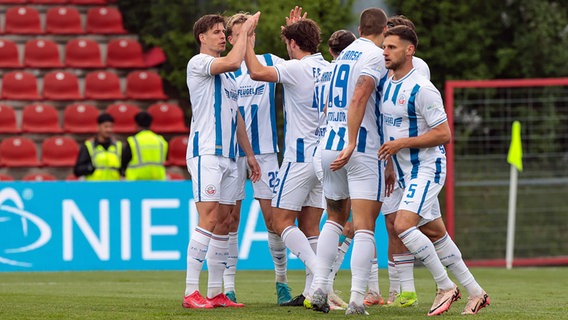 Rostocks Spieler bejubeln ein Tor. © picture alliance / Eibner-Pressefoto 