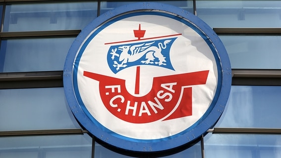 Das Logo des FC Hansa Rostock am Stadion © dpa-Bildfunk Foto: Bernd Wüstneck