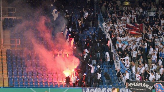 Hansa-Anhänger verbrennen ein Hertha-Banner © imago / Jan Huebner 
