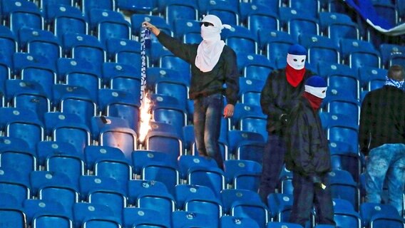 Rostocker Anhänger mit einem brennenden Schal © imago/Eibner 