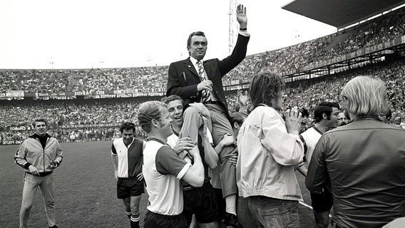 Die Spieler von Feyenoord Rotterdam feiern ihren Trainer Ernst Happel nach dem Europacup-Erfolg 1970 © imago sportfotodienst 