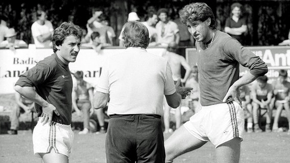 HSV-Coach Ernst Happel im Gespräch mit Wolfram Wuttke (l.) und Dieter Schatzschneider © imago sportfotodienst 
