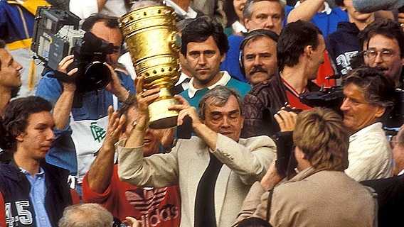 Coach Ernst Happel feiert den DFB-Pokalsieg des HSV 1987. © imago/Kicker/Eissner 