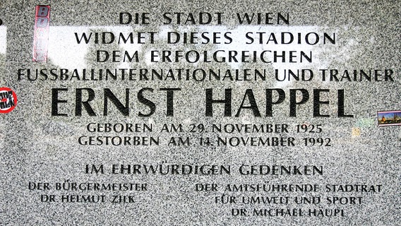 Gedenktafel für Ernst Happel am ehemaligen Praterstadion in Wien © imago/BPI 