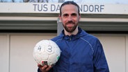 Martin Harnik mit einem Ball in der Hand, auf dem seine Torzahl 43 geschreiben steht. © IMAGO / Hanno Bode Foto: Hanno Bode