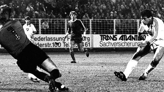 Jimmy Hartwig  (r.) trifft im Europacup für den HSV gegen Dynamo Kiew. © picture-alliance / dpa 