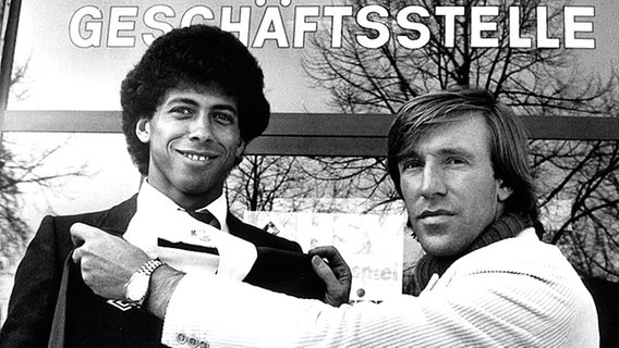 HSV-Manager Günter Netzer und Neuzugang Jimmy Hartwig vor der Geschäftsstelle des Bundesligisten © picture-alliance / dpa 