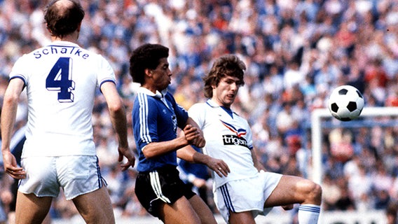 HSV-Star Jimmy Hartwig (M.) in der Bundesliga-Partie gegen Schalke 04. © picture-alliance / Sven Simon 