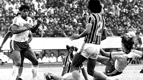 Weltpokalfinale 1983: Der HSV verliert in Tokio mit 1:2 gegen Gremio Porto Alegre aus Brasilien. © picture-alliance / dpa 