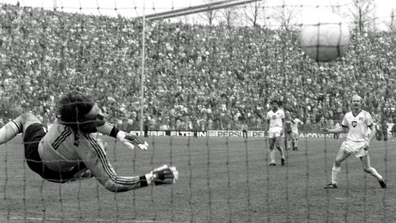 Der HSV siegt im Mai 1982 mit 4:3 bei Bayern München © dpa Foto: dpa