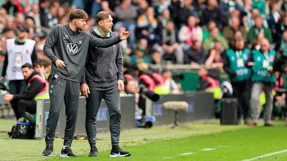 Patrick (l.) und Ralph Hasenhüttl an der Seitenlinie des VfL Wolfsburg © IMAGO / Steinbrenner 