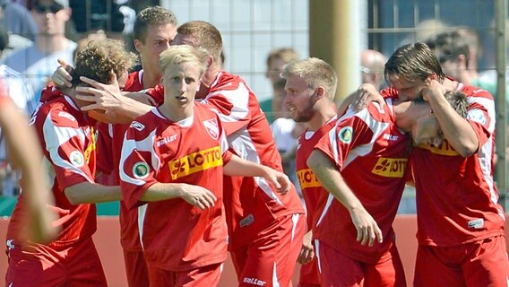 Der Havelser Spieler Christoph Beismann (l) bejubelt seinen Treffer zum 1:1.  Foto: Peter Steffen