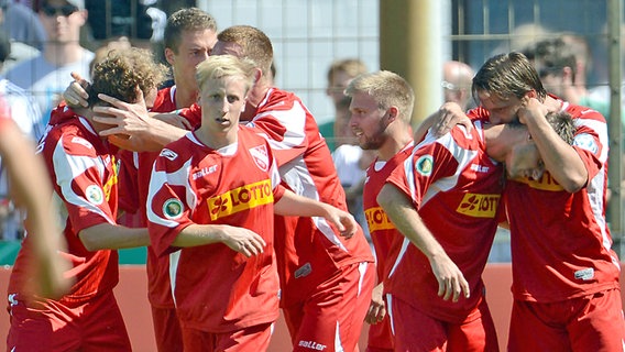 Der Havelser Spieler Christoph Beismann (l) bejubelt seinen Treffer zum 1:1.  Foto: Peter Steffen