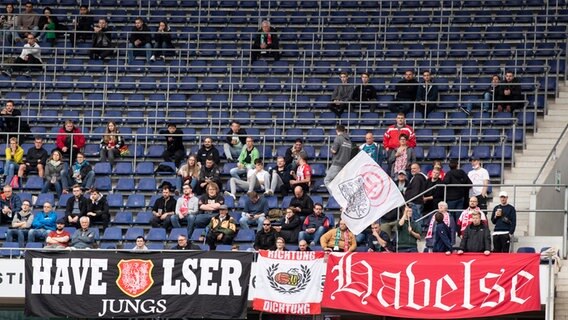 Fans des TSV Havelse © picture alliance Foto: Guido Kirchner