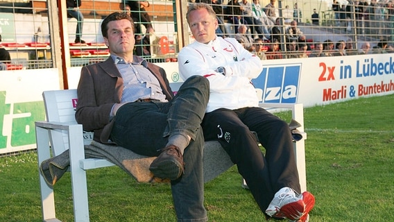 Trainer Dieter Hecking (l.) von Hannover 96 mit seinem Assistenten Dirk Bremser © imago/Fishing 4 