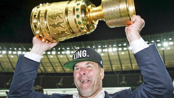 Wolfsburgs Trainer Dieter Hecking mit dem DFB-Pokal © imago/ActionPictures 