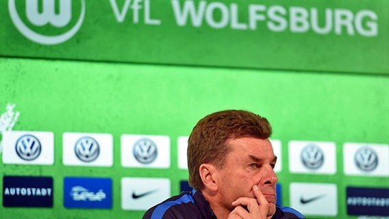 Trainer Dieter Hecking vom VfL Wolfsburg © Witters 