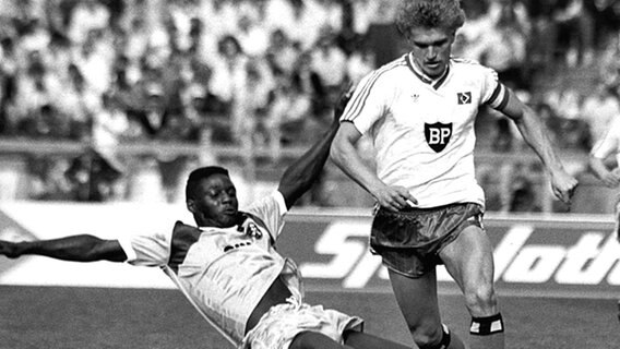 Thomas von Heesen (r.) im Pokalfinale 1987: Der HSV besiegt die Stuttgarter Kickers mit 3:1. © picture-alliance / dpa 