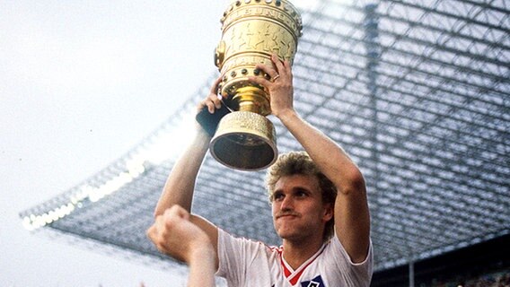 HSV-Mittelfeldspieler Thomas von Heesen jubelt nach dem Sieg im Pokalfinale 1987. © picture-alliance / Sven Simon 