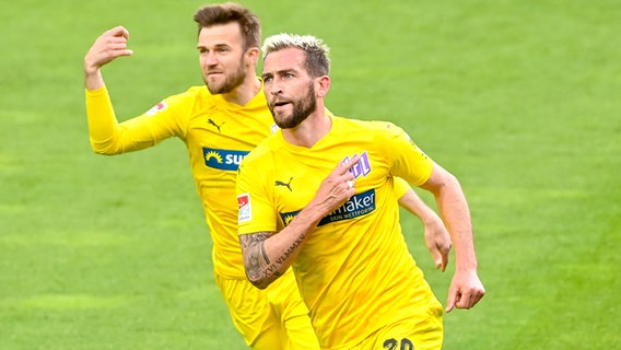 Marc Heider (r.) vom VfL Osnabrück bejubelt sein Tor zum 3:2 gegen den Hamburger SV © IMAGO / Nico Paetzel 