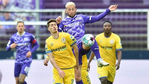 Danilo Wiebe (l.) von Eintracht Braunschweig im Duell mit Marc Heider vom VfL Osnabrück © IMAGO / osnapix 