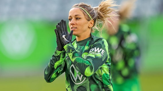 Kathrin Hendrich vom VfL Wolfsburg © IMAGO / HMB-Media 