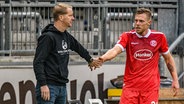 Trainer Timo Schultz vom FC St. Pauli (l.) mit Ex-Mitspieler Rouwen Hennings von Fortuna Düsseldorf © imago images/Oliver Ruhnke 