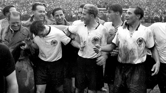 Sepp Herberger (l.) und die deutsche Nationalmannschaft bejubeln den WM-Triumph 1954. © picture-alliance/dpa 