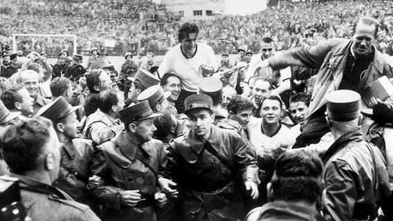 Kapitän Fritz Walter und Trainer Sepp Herberger werden nach dem WM-Triumph 1954 vom Spielfeld getragen. © picture-alliance/dpa 