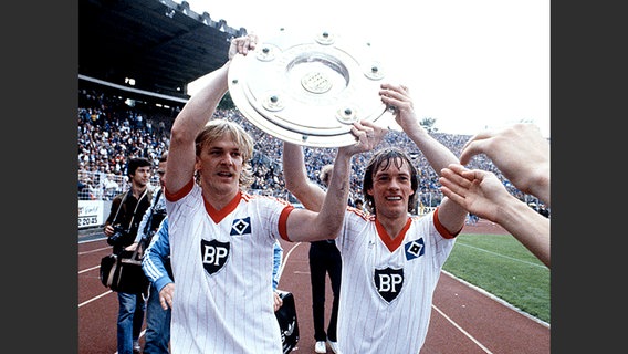 Die HSV-Profis Holger Hieronymus (l.) und Bernd Wehmeyer halten die Meisterschale hoch. © picture-alliance 