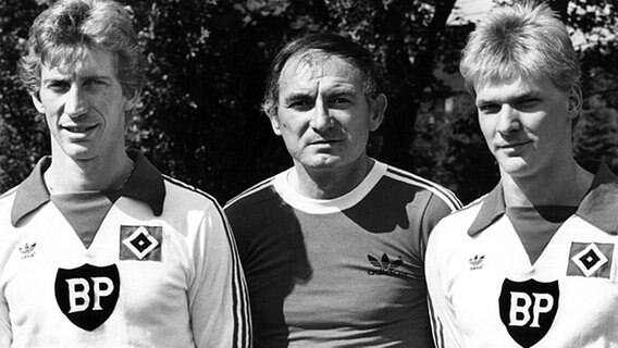 HSV-Trainer Branco Zebec (Mitte) im Jahr 1979 mit Ditmar Jakobs (l.) und Holger Hieronymus © picture-alliance 