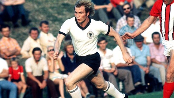 Uli Hoeneß spielt 1972 für die Nationalmannschaft. © picture-alliance / Sven Simon 