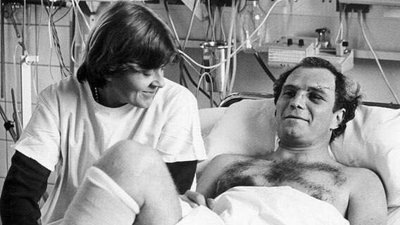 Uli Hoeneß 1982 im Krankenhaus, nachdem er einen Flugzeugabsturz überlebt hatte. © picture-alliance / dpa 