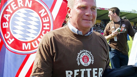 Uli Hoeneß und sein FC Bayern 2003 als "Retter" beim FC St. Pauli © picture-alliance / Pressefoto ULMER 