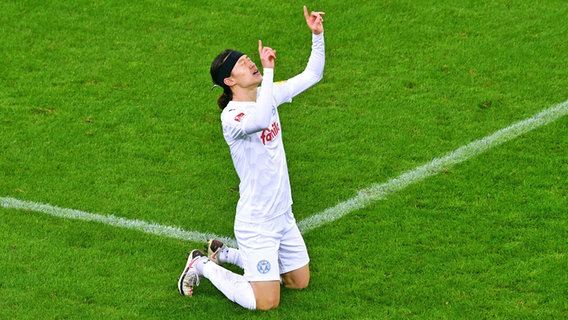 Holstein Kiels Jae-sung Lee bejubelt seinen Treffer zum 2:0 gegen Fortuna Düsseldorf © IMAGO / Uwe Kraft Foto: Horstmüller
