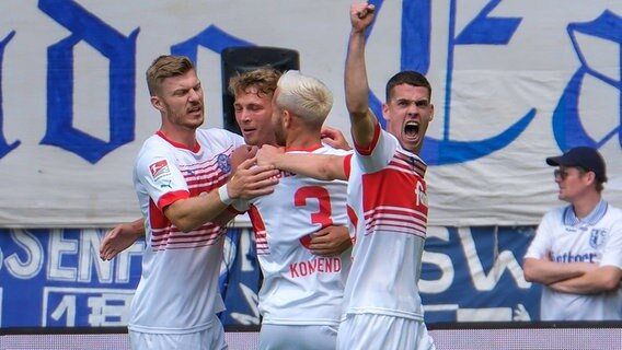 Die Spieler von Holstein Kiel feiern die Führung in Magdeburg. © Imago/Eibner 