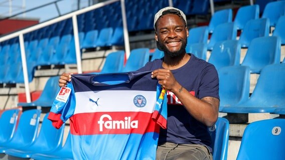 Ba-Muaka Simakala mit dem Holstein-Trikot © Holstein Kiel 