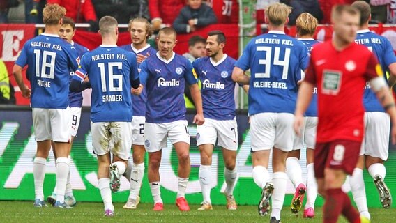 Die Spieler von Holstein Kiel bejubeln ihren 1:0-Führungstreffer beim 1. FC Kaiserslautern © IMAGO / Thomas Frey 