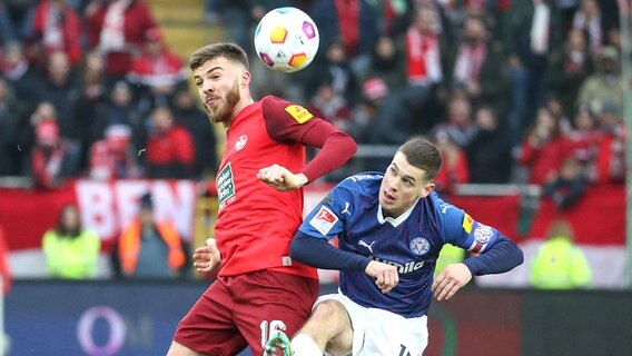 Julian Niehues (l.) vom 1. FC Kaiserslautern im Duell mit Philipp Sander von Holstein Kiel © IMAGO / Jan Huebner 