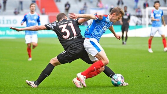 Niklas Hauptmann (r.) von Holstein Kiel im Duell mit Marcel Sobottka von Fortuna Düsseldorf © IMAGO / Holsteinoffice 