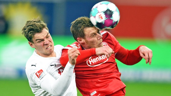 Holstein Kiels Simon Lorenz (l.) im Duell mit Rouwen Hennings von Fortuna Düsseldorf © IMAGO / Horstmüller Foto: Horstmüller