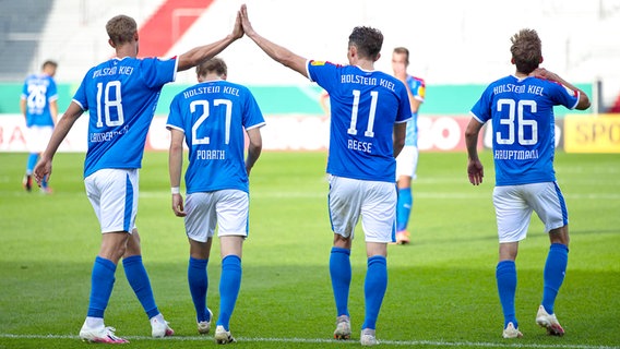 Die Fußballer von Holstein Kiel bejubeln einen Treffer. © imago images / Beautiful Sports 