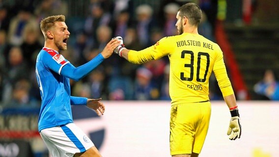 Kiels Abwehrspieler Hauke Wahl (l.) freut sich mit Keeper Ioannis Gelios. © imago images / Claus Bergmann 