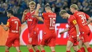 Jubel bei den Kieler Spielern nach dem Führungstor auf Schalke 04. © IMAGO / pepphoto 