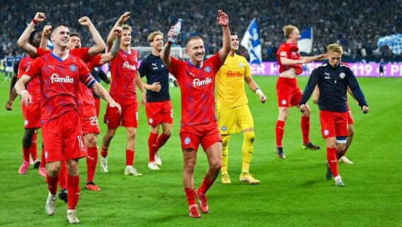 Jubel bei den Kieler Spielern nach dem Führungstor auf Schalke 04. © IMAGO/TEAM2sportphoto Foto: Maik Hölter