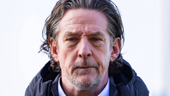 Carsten Wehlmann, Geschäftsführer Sport von Holstein Kiel, schaut sehr nachdenklich © IMAGO/Henning Rohlfs 